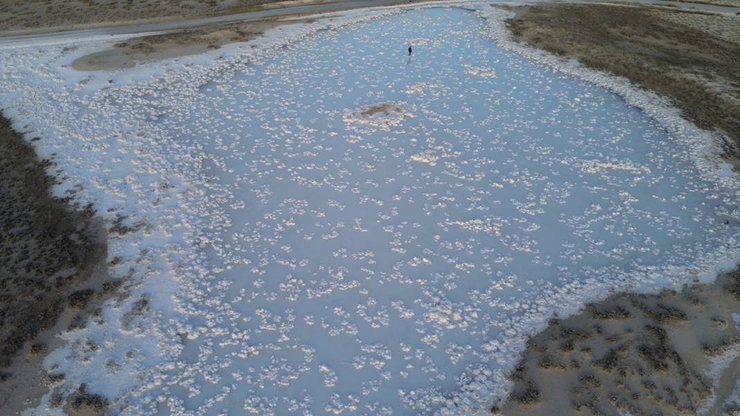 Sosyal medyada gören geliyor! Tuz Gölü'nde ortaya çıktı 4